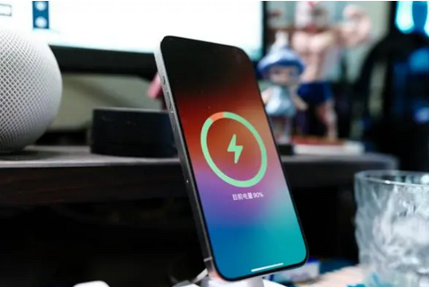 咸安苹果15换屏服务分享用什么充电器给iPhone15充电更好 